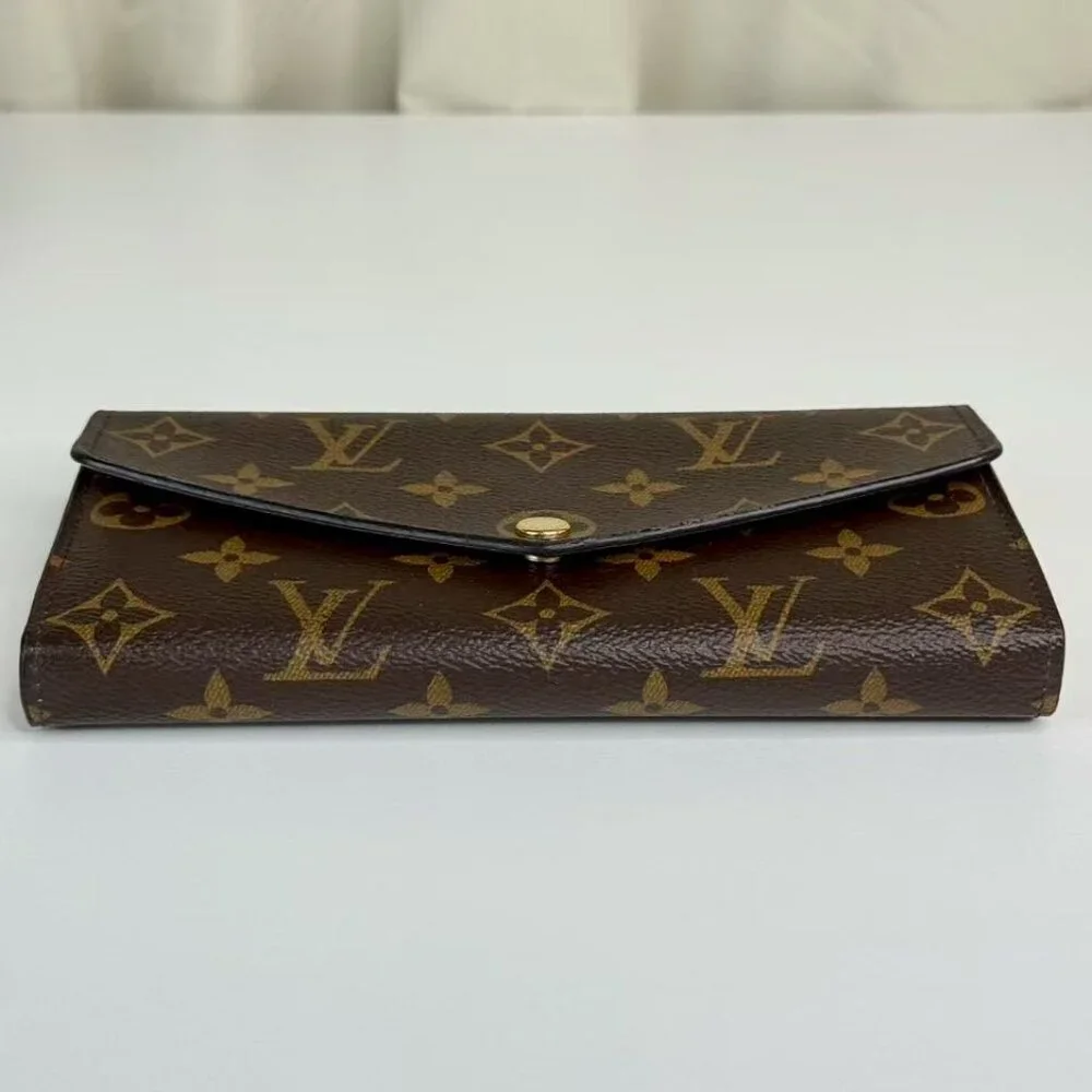 Louis Vuitton Monogram Canvas Wallet with Classic LV Logo Design